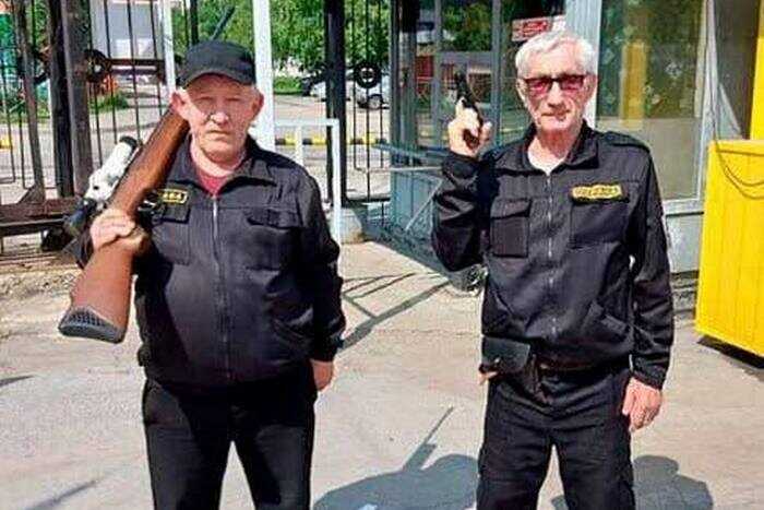 Армия пенсионеров против дронов: фотосессия в стиле «гангстеров» и удалённый пост как символ кризиса обороны