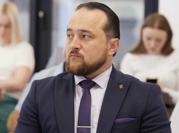«Сломаю е**ло и сниму голову»: спикер Гордумы Томска Сергей Сеченов угрожал избирателю на встрече с жителями