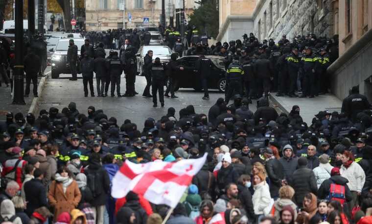 Протестующие в Грузии забросали яйцами здание парламента