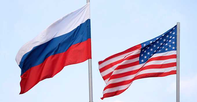 Ушаков заявил о регулярных переговорах России и США по Украине