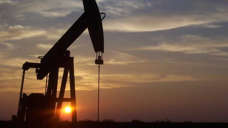 Мировые цены на нефть взлетели после удара Израиля по объектам в Иране