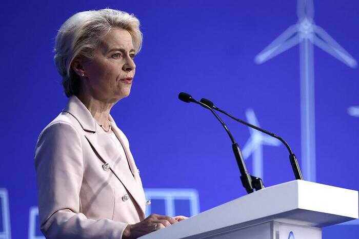 Еврокомиссия отложила решение о снижении ценового потолка на фоне подорожания нефти