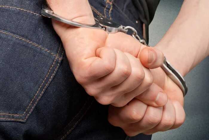 В центре Петербурга под действием алкоголя приезжий написал любовное послание на памятных баннерах ко Дню Победы