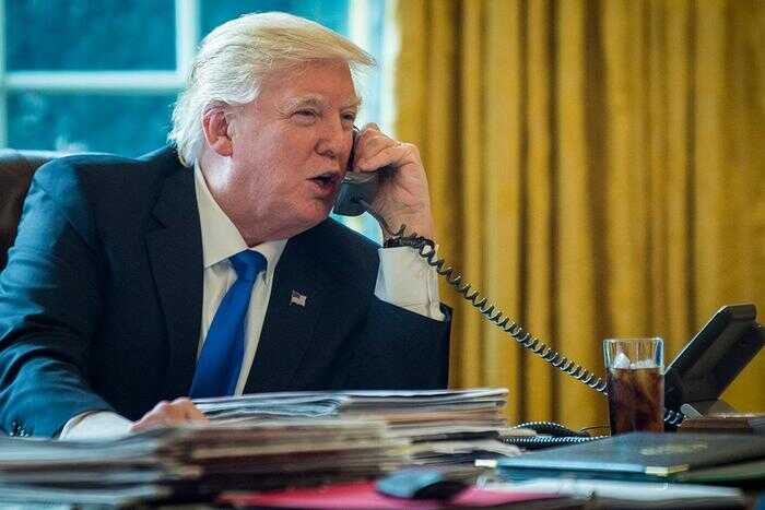 Президент США Дональд Трамп регулярно ведет неформальные беседы с главами других государств, игнорируя протокол