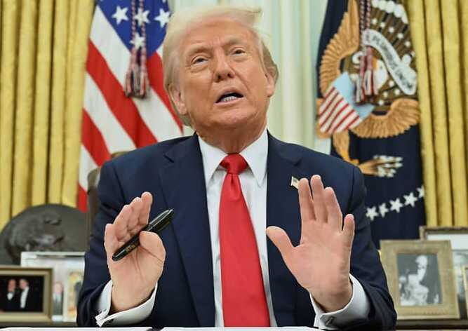 Трамп сообщил о прибытии атомных субмарин к российским рубежам